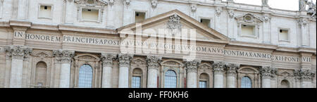 Inscription latine sur l'avant de la Basilique Saint-Pierre, Vatican, Rome, Italie Banque D'Images