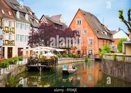 Les touristes dans un petit bateau d'excursion le long de la rivière Lauch dans La Petite Venise ou la Petite Venise, quartier, Vieille Ville, Colmar, Alsace, Banque D'Images