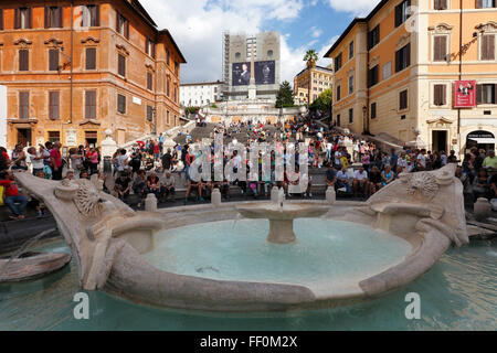 Rome - La place d'Espagne (Scalinata di Trinità dei Monti) à la Piazza di Spagna et la Fontana della Barcaccia Banque D'Images