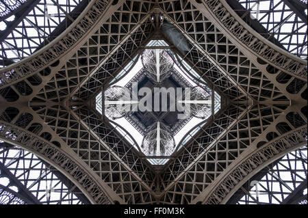La Tour Eiffel, vu de dessous, Paris, Ile-de-France, France