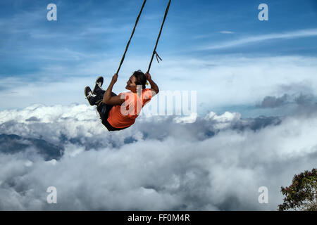 Girl on Swing au-dessus des nuages Banque D'Images