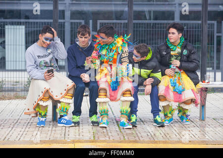 BADAJOZ, Espagne, le 9 février : Les artistes interprètes ou exécutants à San Roque au défilé du carnaval de la ville de Badajoz, le 9 février 2016. Les jeunes participants assis Banque D'Images