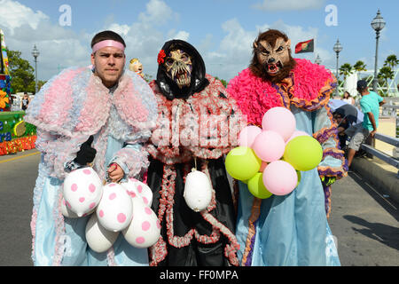 Groupe de version moderne de VEJIGANTES pendant le carnaval à Ponce, Porto Rico. Le territoire américain. Février 2016 Banque D'Images