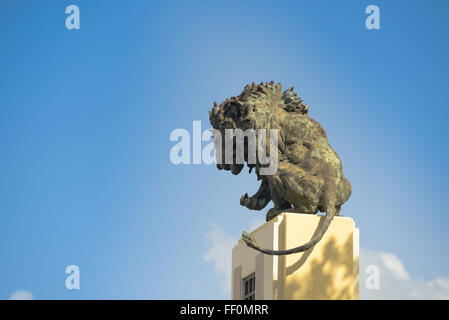 Sculpture de Lion sur un pont à Ponce, Porto Rico. Ponce est également connu comme la "Ville de l'île des Caraïbes des Lions. Le territoire américain. Banque D'Images