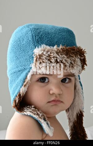 10 mois baby girl wearing a winter hat Banque D'Images