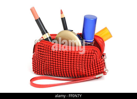 Petit sac à main de dames avec des produits de beauté isolé sur fond blanc Banque D'Images