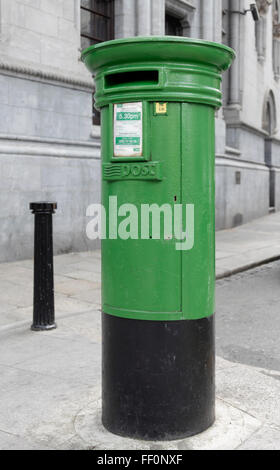 Un livre vert sur un Post postbox Dame Street dans le centre de Dublin, République d'Irlande. Banque D'Images