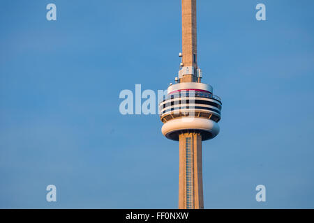 Image très directe de la Tour CN libre contre un ciel bleu. Banque D'Images
