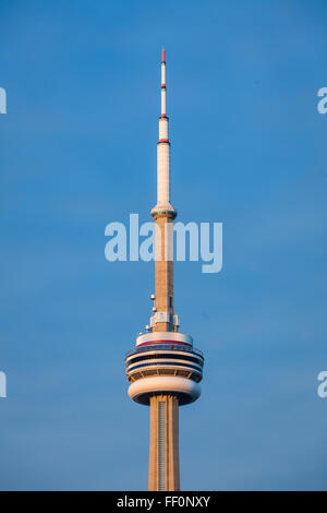 Image très directe de la Tour CN libre contre un ciel bleu. Banque D'Images