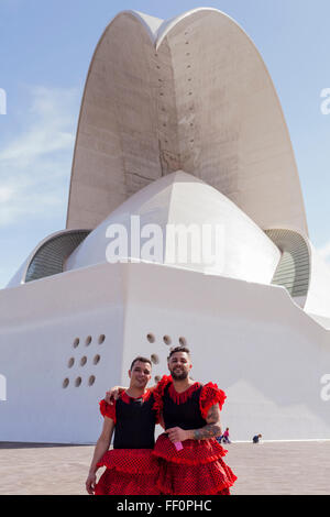 Tenerife, Espagne, 9 février 2016. Des danseurs, des fanfares et autres caractères qui prennent part à la parade du Mardi Gras, Carnaval mardi à Santa Cruz, Tenerife, Canaries, Espagne. Banque D'Images