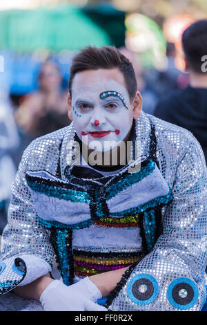 Tenerife, Espagne, 9 février 2016. Des danseurs, des fanfares et autres caractères qui prennent part à la parade du Mardi Gras, Carnaval mardi à Santa Cruz, Tenerife, Canaries, Espagne. Banque D'Images