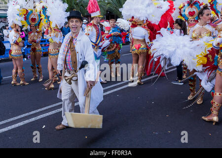 Tenerife, Espagne, 9 février 2016. Des danseurs, des fanfares et autres caractères qui prennent part à la parade du Mardi Gras, Carnaval mardi à Santa Cruz, Tenerife, Canaries, Espagne. Banque D'Images