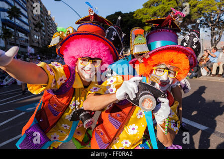 Tenerife, Espagne, 9 février 2016. Des danseurs, des fanfares et autres caractères qui prennent part à la parade du Mardi Gras, Carnaval mardi à Santa Cruz, Tenerife, Canaries, Espagne. Banque D'Images