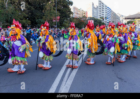 Tenerife, Espagne, 9 février 2016. Des danseurs, des fanfares et autres caractères qui prennent part à la parade du Mardi Gras, Carnaval mardi à Santa Cruz, Tenerife, Canaries, Espagne. Banque D'Images