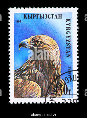 Timbre-poste de Kirghizistan représentant un raptor. Banque D'Images