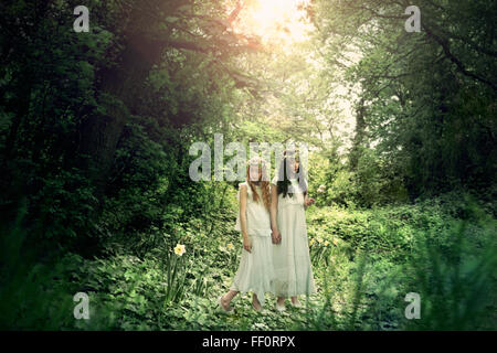 Caucasian girls exploring jardin Banque D'Images