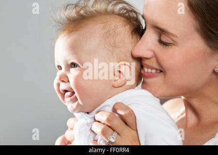 Caucasian mother holding baby daughter Banque D'Images