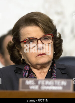 Washington, District de Columbia, Etats-Unis. Feb 9, 2016. États-unis la sénatrice Dianne Feinstein (démocrate de Californie), Président, US Senate Select Committee on Intelligence, écoute comme témoins sont interrogés au cours d'une audience pour examiner les menaces à l'échelle mondiale sur la colline du Capitole à Washington, DC, le mardi 9 février 2016. Credit : ZUMA Press, Inc./Alamy Live News Banque D'Images