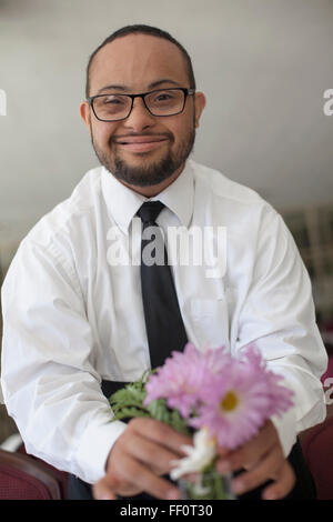 Mixed Race man arranging flowers Banque D'Images