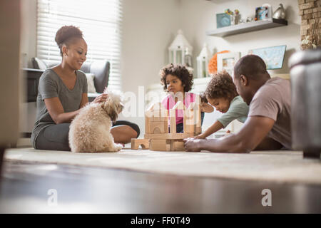 Family Playing with building blocks in living room Banque D'Images