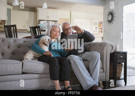 Vieux couple chat vidéo with digital tablet Banque D'Images