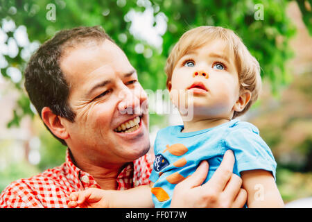 Son père holding baby Banque D'Images