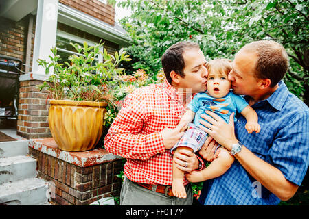Les pères gays s'embrasser son bébé Banque D'Images