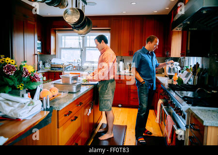 Caucasian couple gay cooking in kitchen Banque D'Images