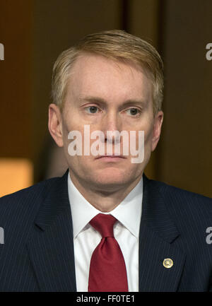 Washington, District de Columbia, Etats-Unis. Feb 9, 2016. Le sénateur américain James Lankford (républicain de l'Oklahoma) questions des témoins lors des audiences tenues par le Comité spécial du Sénat sur le renseignement afin d'examiner les menaces dans le monde sur la colline du Capitole à Washington, DC, le mardi 9 février 2016. Credit : ZUMA Press, Inc./Alamy Live News Banque D'Images