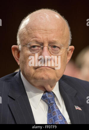 Washington, District de Columbia, Etats-Unis. Feb 9, 2016. Directeur, James Clapper, directeur du Renseignement National (DNI) témoigne lors d'une audience publique tenue par le Comité spécial du Sénat sur le renseignement afin d'examiner les menaces dans le monde sur la colline du Capitole à Washington, DC, le mardi 9 février 2016. Credit : ZUMA Press, Inc./Alamy Live News Banque D'Images