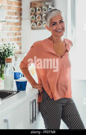 Older Caucasian woman smiling in kitchen Banque D'Images