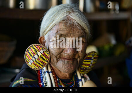 Shen, un lacet Magan Chin femme avec tatouages visage Mindat dans, Myanmar. Les femmes Chin tribal avaient leurs visages lorsqu'ils étaient tatoués Banque D'Images