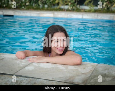 Mixed Race woman swimming in pool amputé