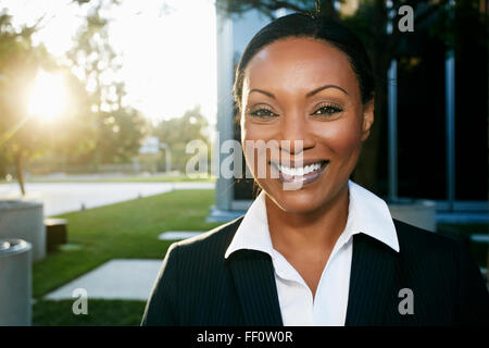 Black woman smiling outdoors Banque D'Images