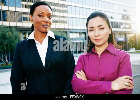 Businesswomen standing outdoors Banque D'Images