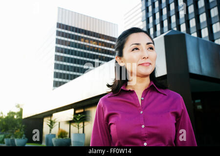 Asian businesswoman walking outdoors Banque D'Images