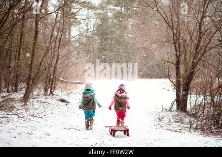 Filles in snowy field Banque D'Images