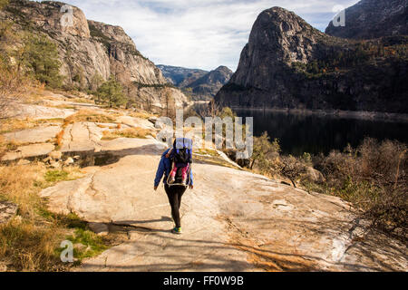 Caucasian mother carrying daughter in Yosemite National Park, California, United States Banque D'Images