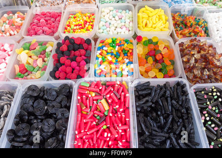 Un assortiment de bonbons et de caramels en vente sur un étal de marché à Barcelone, Espagne Banque D'Images