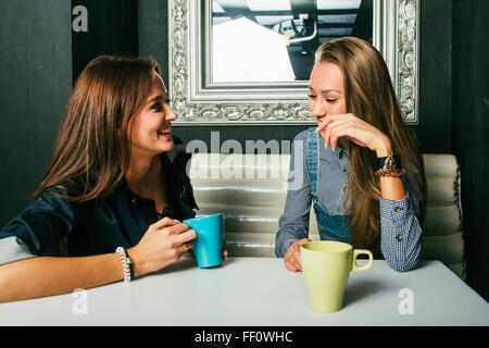 Des femmes qui parlent en coffee shop Banque D'Images