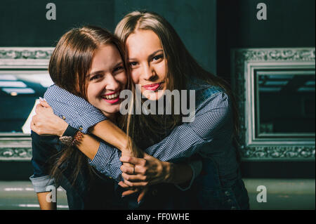 Women hugging in restaurant Banque D'Images