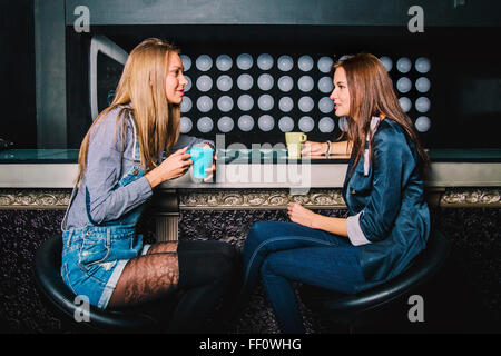 Des femmes qui parlent en coffee shop Banque D'Images