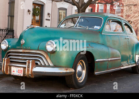 Vintage 1948 Oldsmobile Coupé 662 porte-voiture (vieille voiture rouillée) - USA Banque D'Images