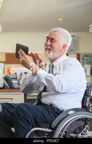 Caucasian businessman using digital tablet in office Banque D'Images