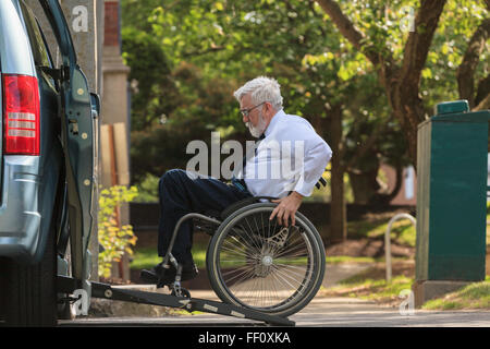 Caucasian businessman en entrant en fauteuil roulant van Banque D'Images