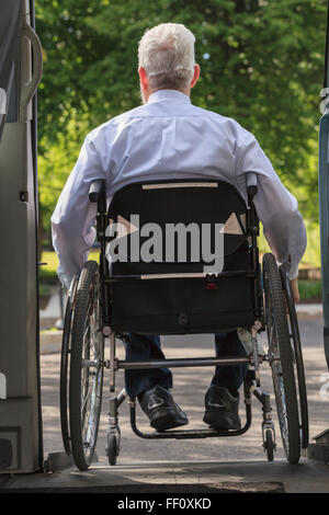 Caucasian businessman en fauteuil roulant de sortir van Banque D'Images