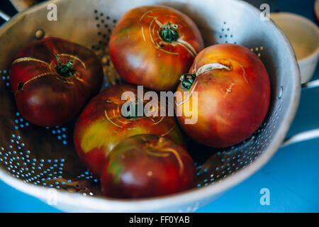 Close up de tomates fraîches dans une passoire Banque D'Images