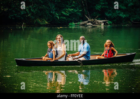 Family sitting in Canoe Lake Banque D'Images