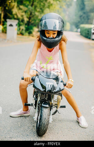 Mixed Race girl moto miniature Banque D'Images