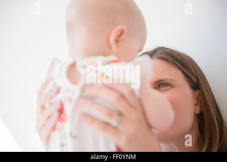 Caucasian mother holding baby daughter Banque D'Images